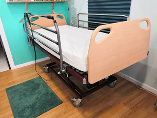 Cama articulada con barandilla de 105