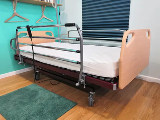 Cama articulada con barandilla de 105