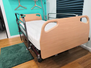 Cama articulada con barandilla de 105