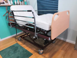 Cama articulada con barandilla de 105