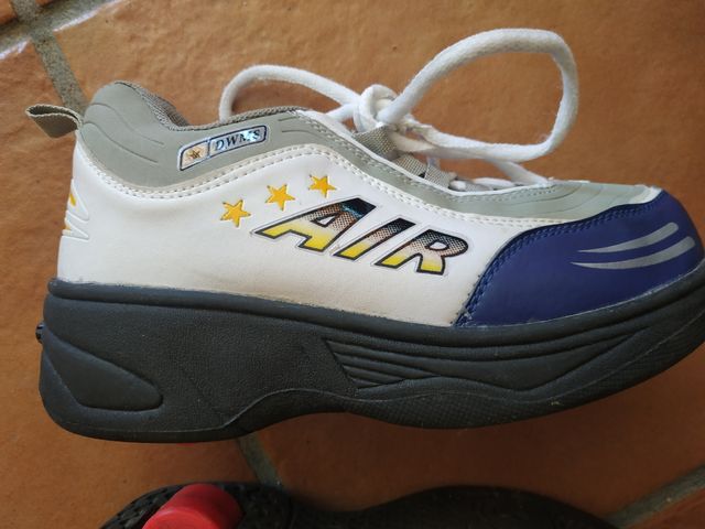 Zapatillas deportivas con ruedas.