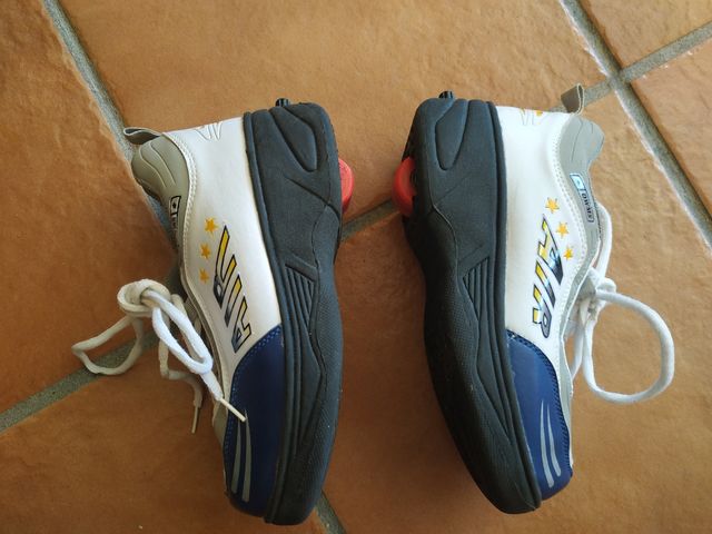 Zapatillas deportivas con ruedas.