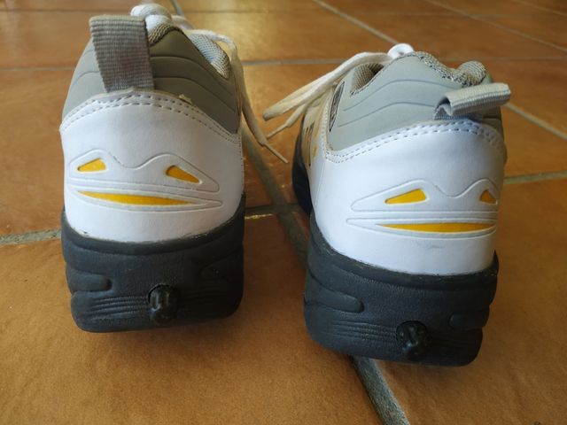 Zapatillas deportivas con ruedas.