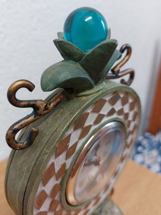 Reloj de mesa modelado a mano. Vintag