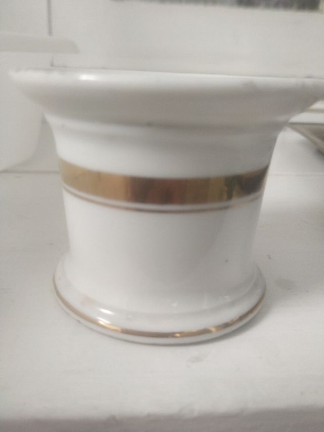 Antiguo tarro de cerámica