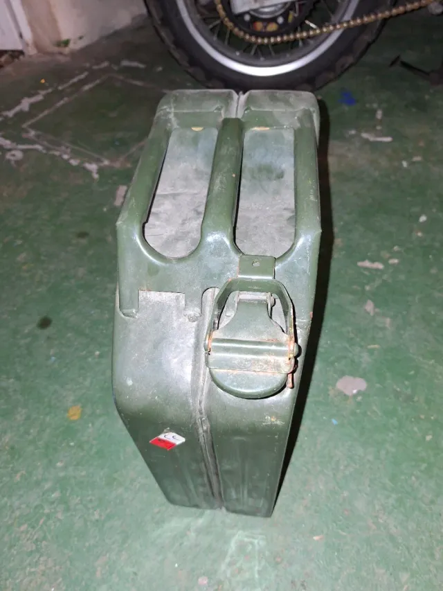 Lata de gasolina metalica