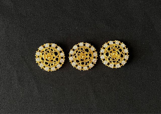Botones dorados bonitos con pedrería