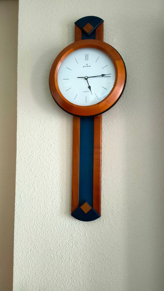 Reloj de pared de madera