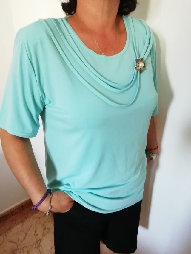 Blusa azul cielo con broche