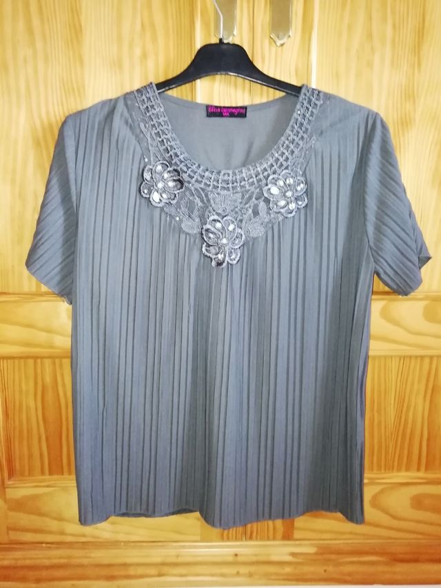 Blusa gris con flores