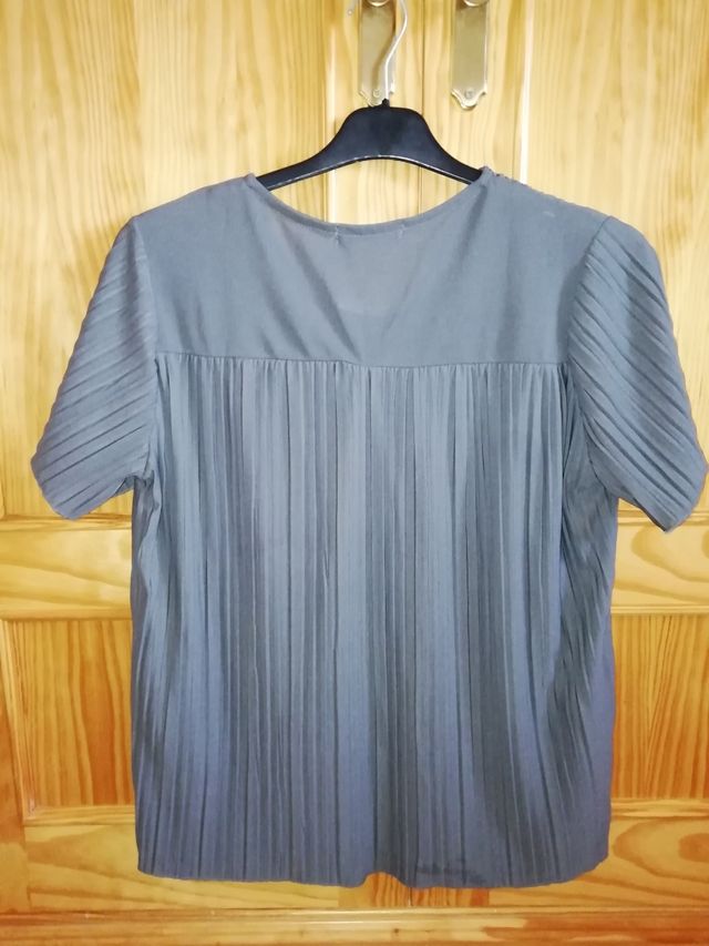 Blusa gris con flores