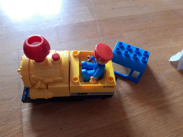 Dos trenes a pilas tamaño Mega Blok con vías de segunda mano por 25 EUR