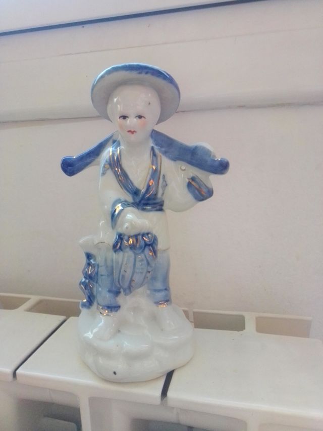 Figura de porcelana pescador
