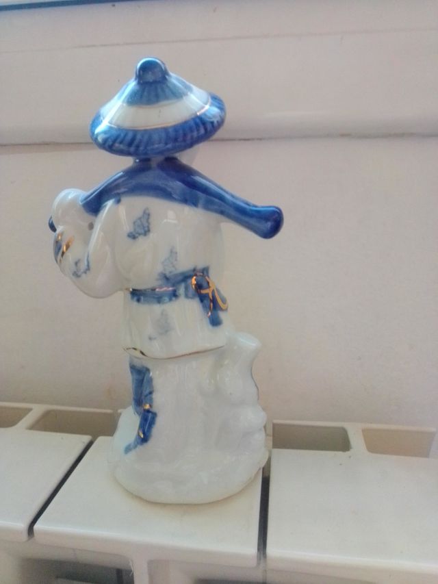 Figura de porcelana pescador