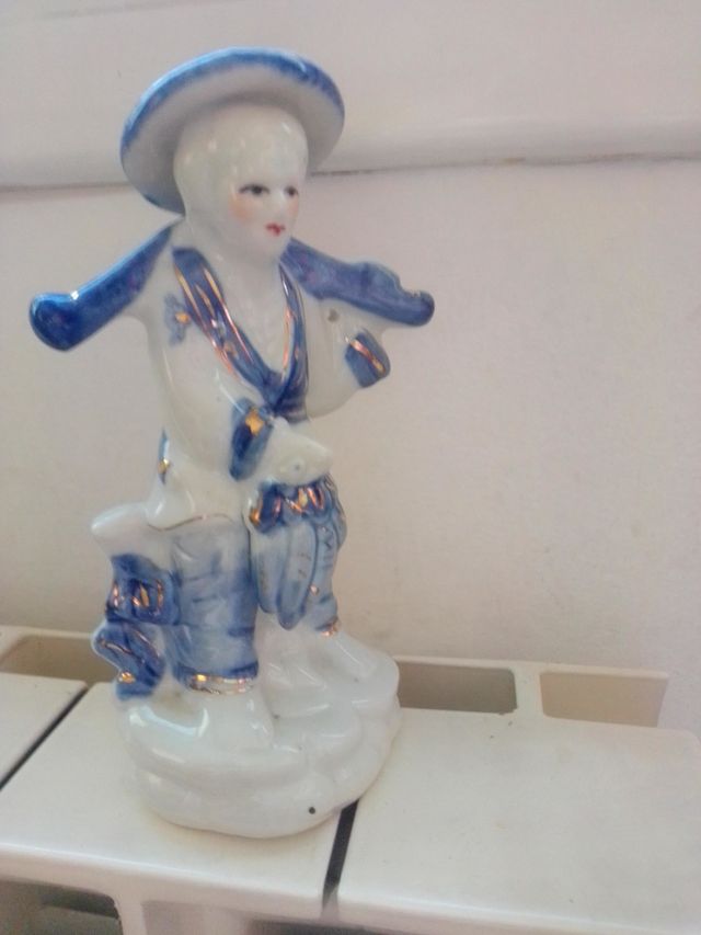 Figura de porcelana pescador