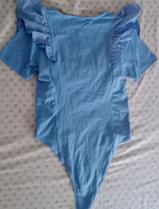 Body con volantes en la manga color azul.