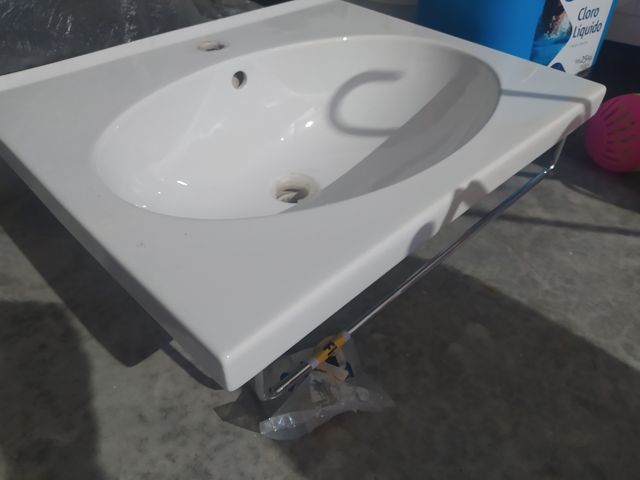 lavabo blanco con barra para toalla de 60