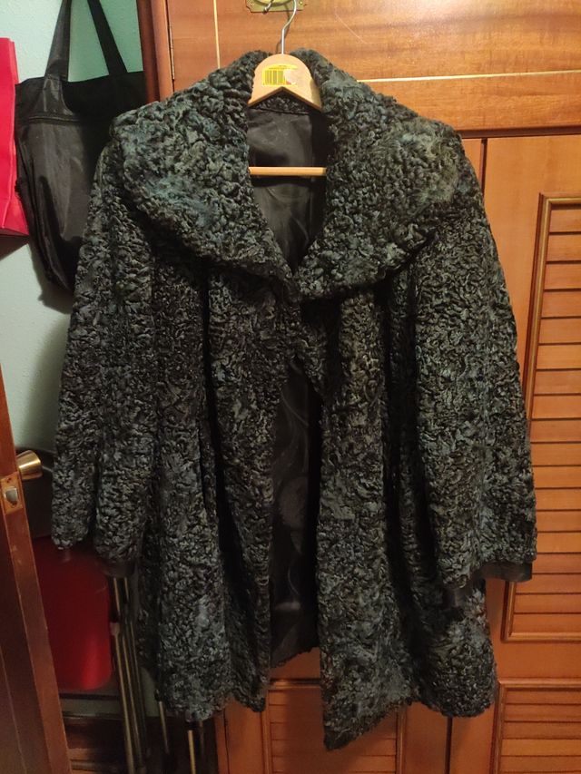 Abrigo piel Astracán azul.