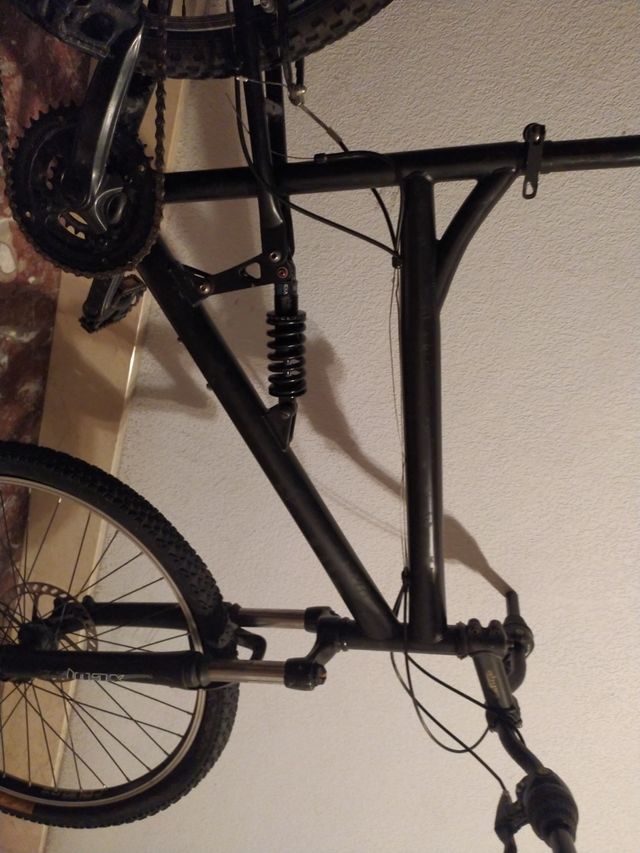 BICICLETA MTB NEGRA DOBLE SUSPENSIÓN