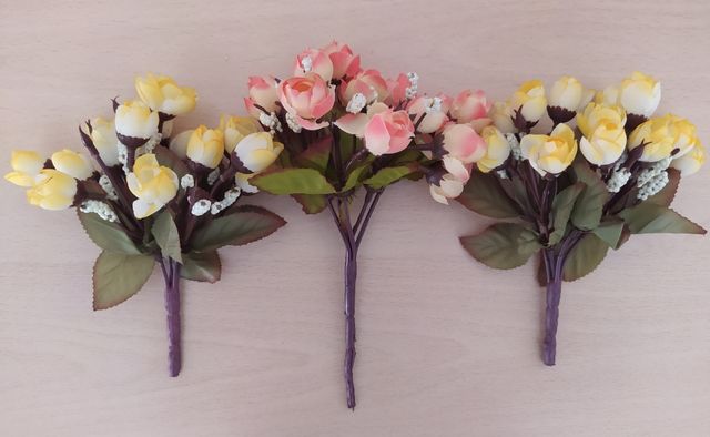 Flores artificiales. 17 y 20 cm de alto aprox.