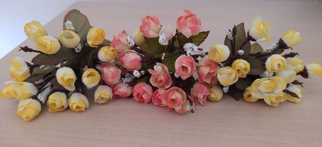 Flores artificiales. 17 y 20 cm de alto aprox.