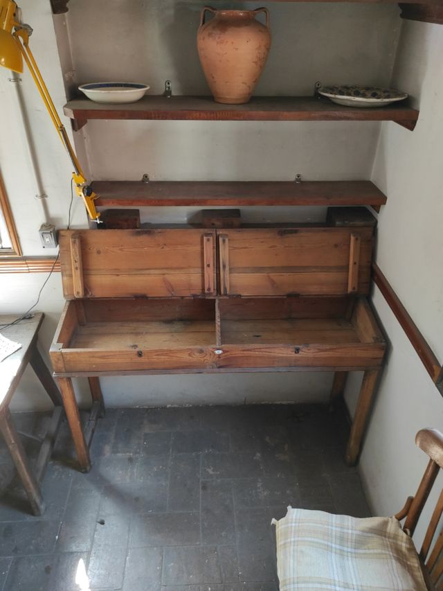 Pupitre escolar de madera antiguo