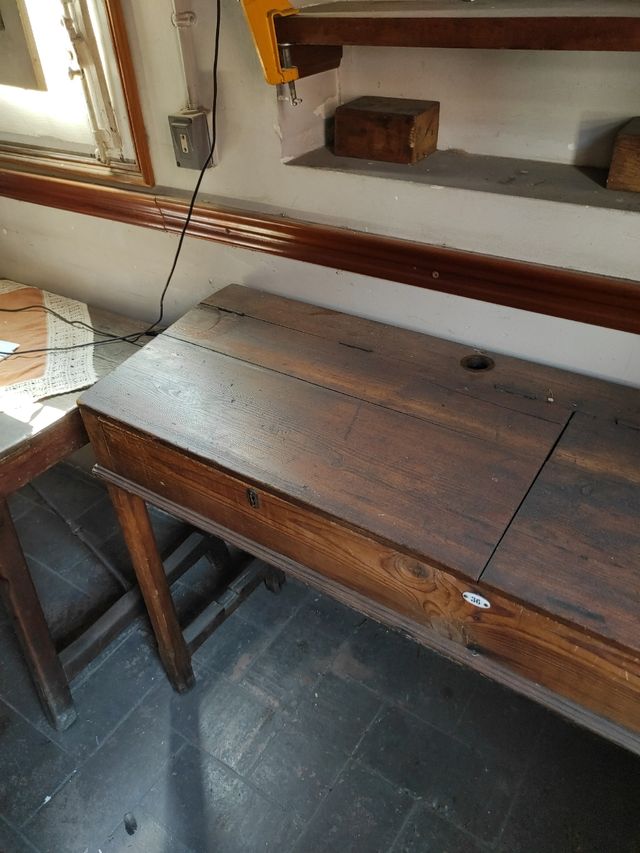 Pupitre escolar de madera antiguo