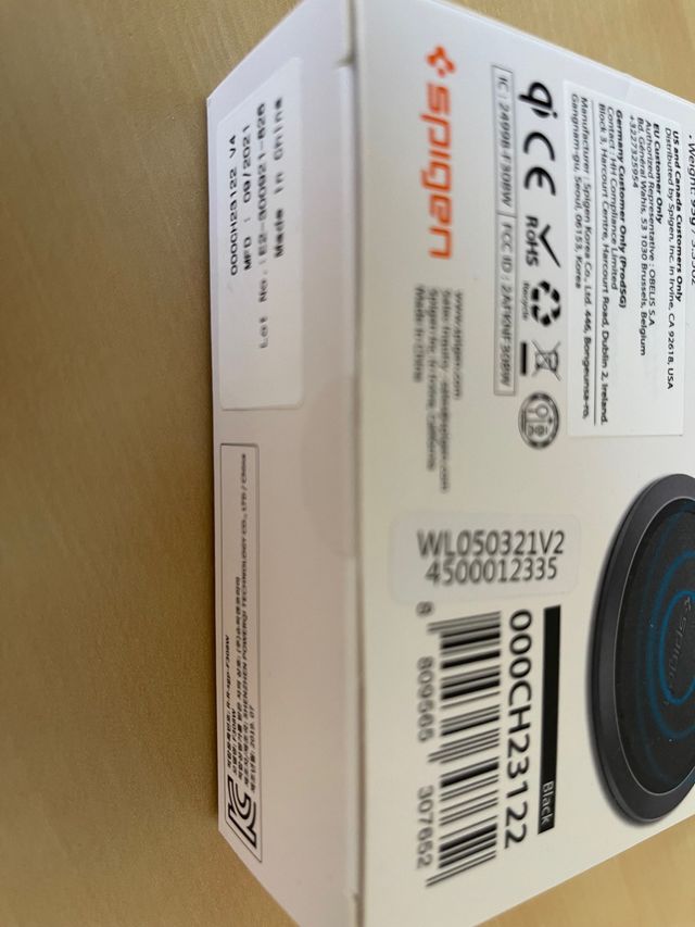 Cargador inalámbrico móvil. Spigen. Precintado.