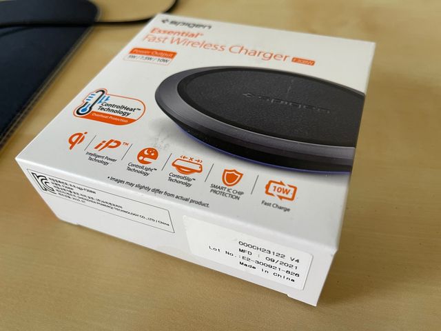 Cargador inalámbrico móvil. Spigen. Precintado.