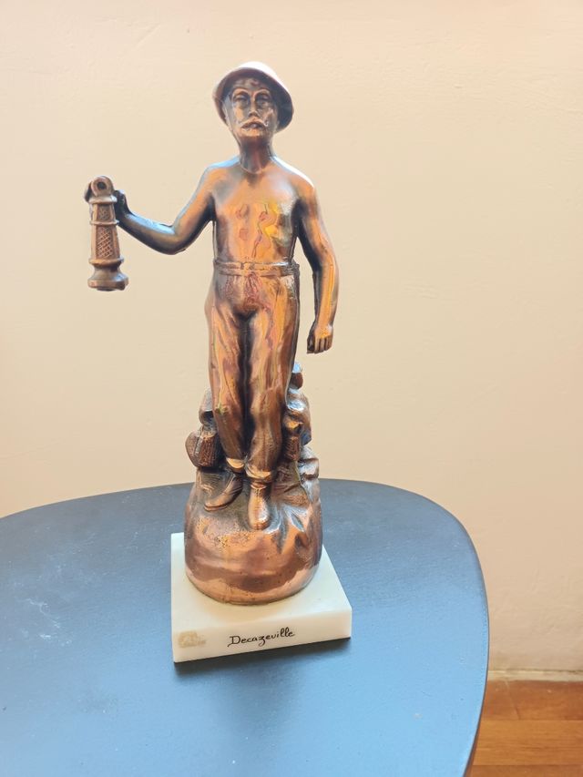 figura de minero con peana de laton