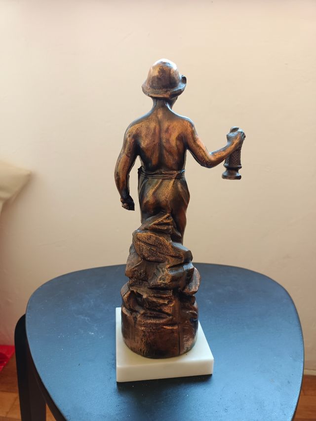figura de minero con peana de laton