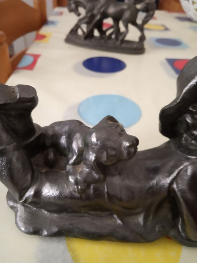 niña con libro y gatito