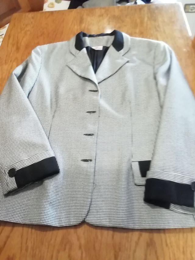 traje de vestido y chaqueta negro y pata de gallo