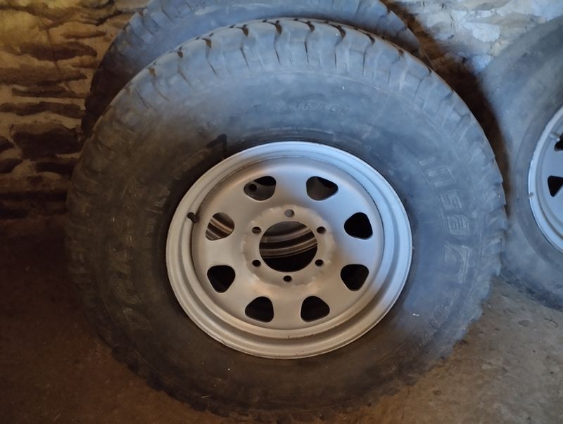 Se vende dos ruedas de todo terreno de Nissan 235 / 85 R 16 - foto 1