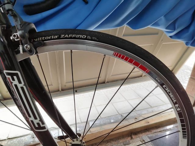 Bicicleta de carretera FOCUS cayo de carbono