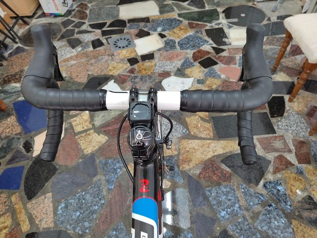 Bicicleta de carretera FOCUS cayo de carbono