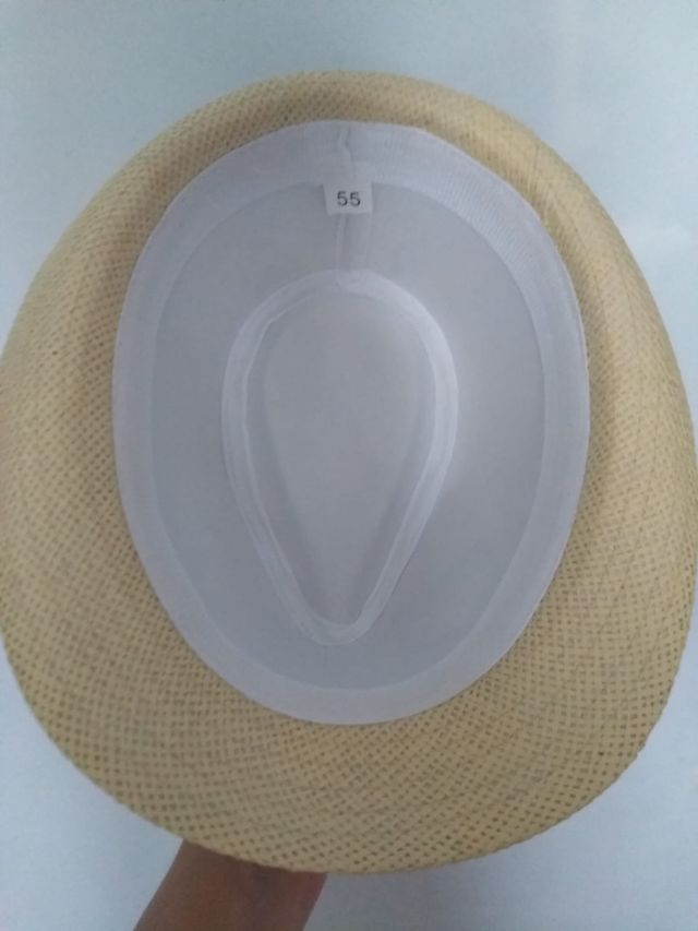 Sombrero de verano, color beis con cinturón negro 