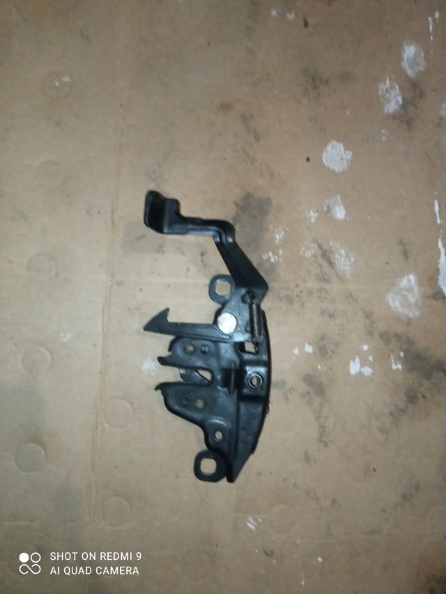 Cerradura capó Nissan Terrano 2