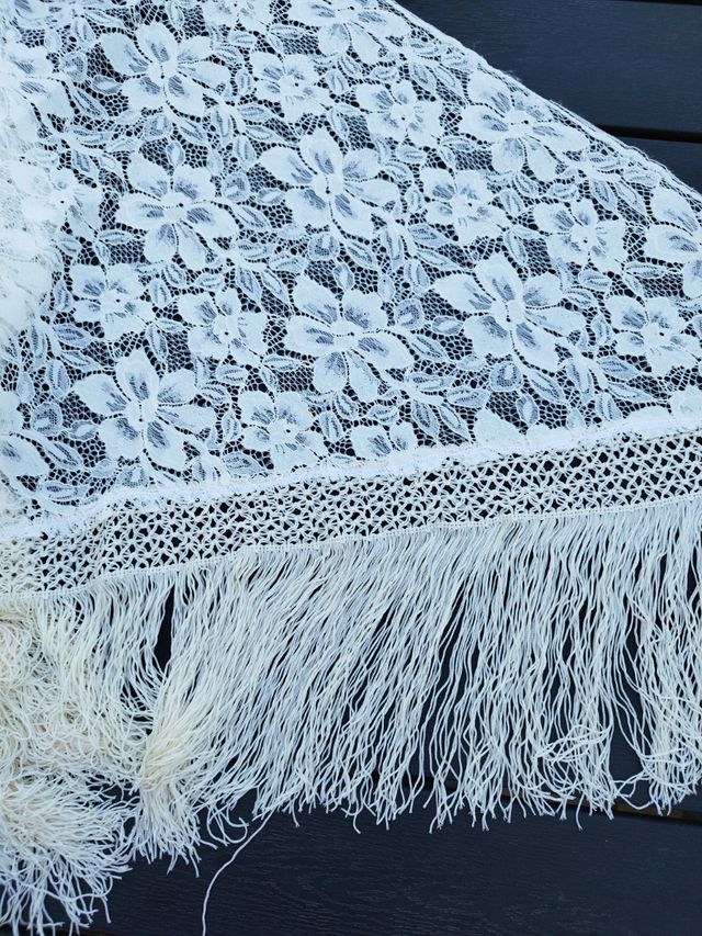 Mantón de blonda con flecos