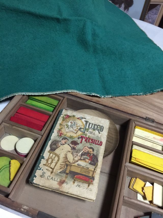 Juego del tresillo en su caja original