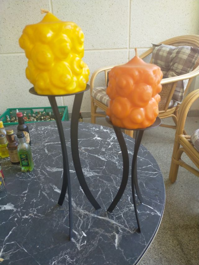 coppia di portacandele in ferro battuto con candele decorative