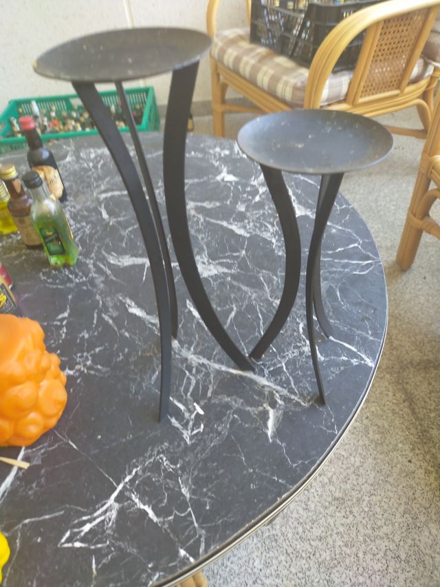 coppia di portacandele in ferro battuto con candele decorative