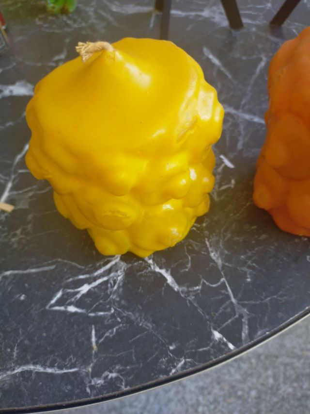 coppia di portacandele in ferro battuto con candele decorative