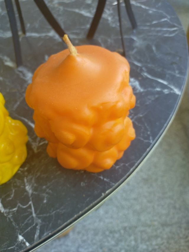 coppia di portacandele in ferro battuto con candele decorative