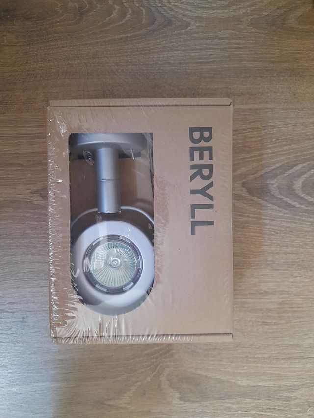 Foco de pared gris plateado. Modelo Beryll IKEA