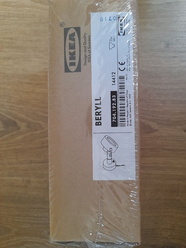 Foco de pared gris plateado. Modelo Beryll IKEA