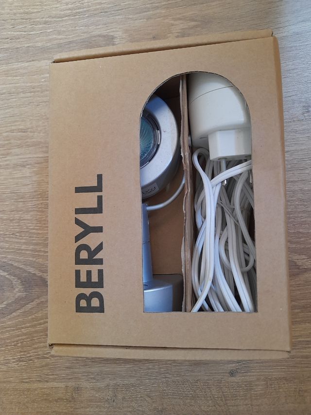 Foco de pared gris plateado. Modelo Beryll IKEA