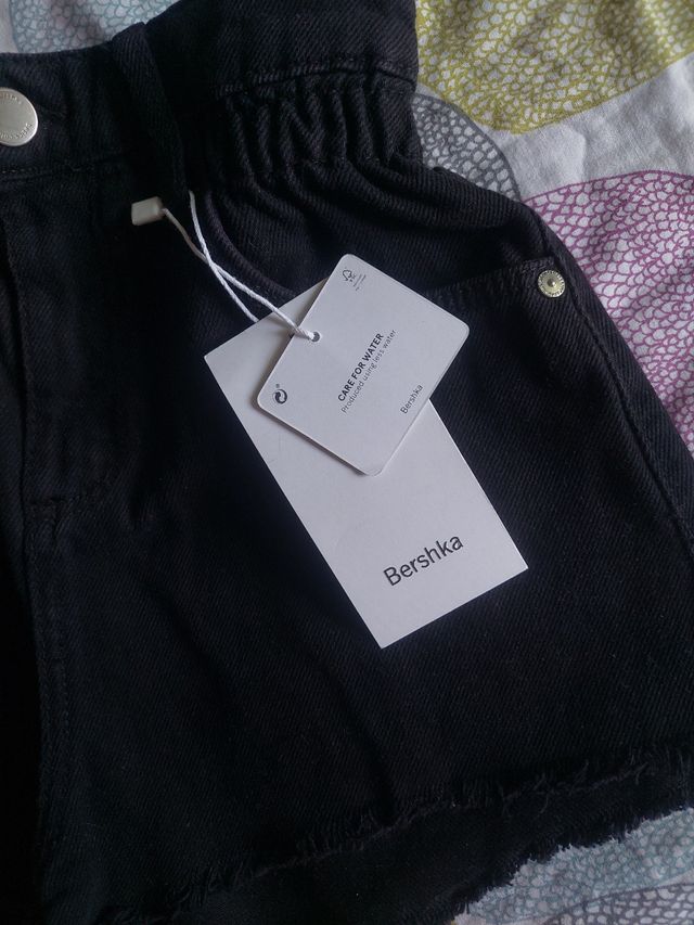 Pantalón corto negro Bershka talla 10-12