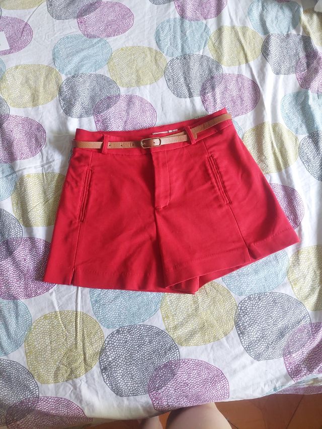 Pantalón corto rojo stradivar talla 34, sin usar