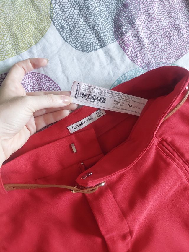 Pantalón corto rojo stradivar talla 34, sin usar
